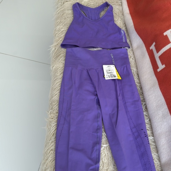 Beautiful workout set - Picture 2 of 5